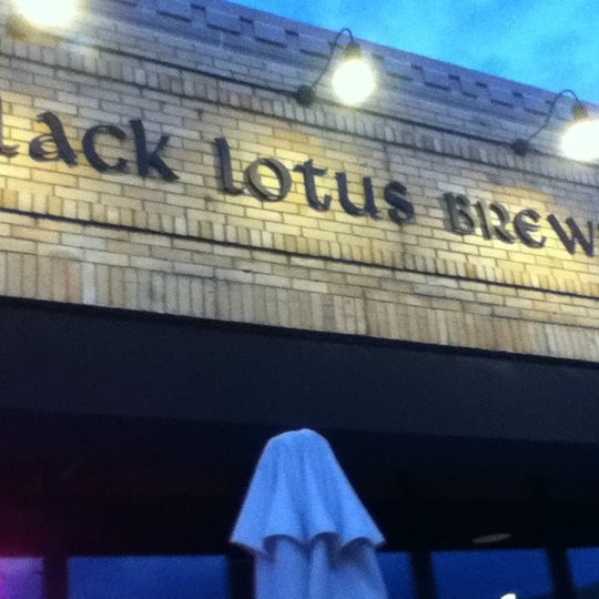รูปภาพถ่ายที่ Black Lotus Brewing Co. โดย Pandora R. เมื่อ 7/10/2012