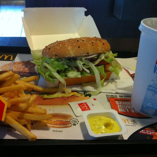 รูปภาพถ่ายที่ McDonald&#39;s โดย Marc B. เมื่อ 4/11/2012