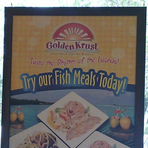 Foto scattata a Golden Krust Caribbean Restaurant da Bethani M. il 7/23/2012