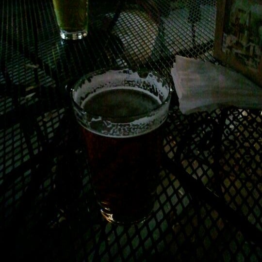 รูปภาพถ่ายที่ Mad Hatter Brew Pub โดย Tim R. เมื่อ 3/7/2012