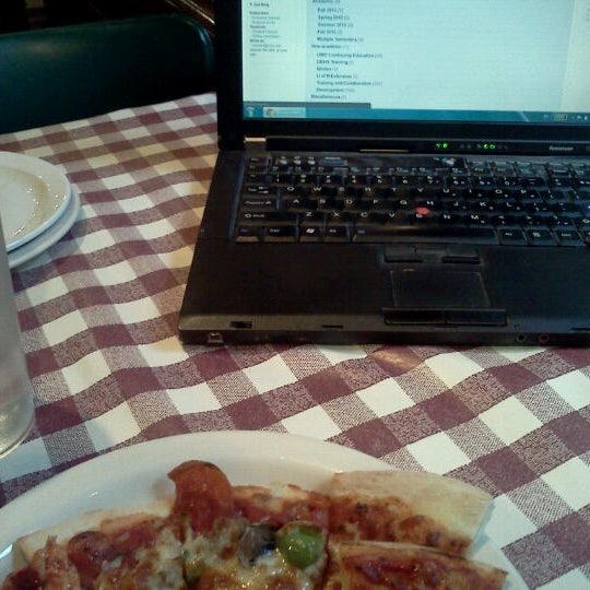 5/8/2012 tarihinde Ernest L.ziyaretçi tarafından Campus Pizza'de çekilen fotoğraf
