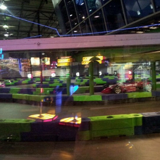 9/3/2012 tarihinde Dolli T.ziyaretçi tarafından Andretti Indoor Karting &amp; Games Roswell'de çekilen fotoğraf