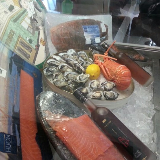 Foto scattata a Caviar House &amp; Prunier Seafood Bar da Cary il 9/1/2012