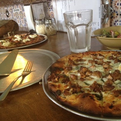 รูปภาพถ่ายที่ D&#39;Allesandro&#39;s Pizza โดย Olivia เมื่อ 8/2/2012