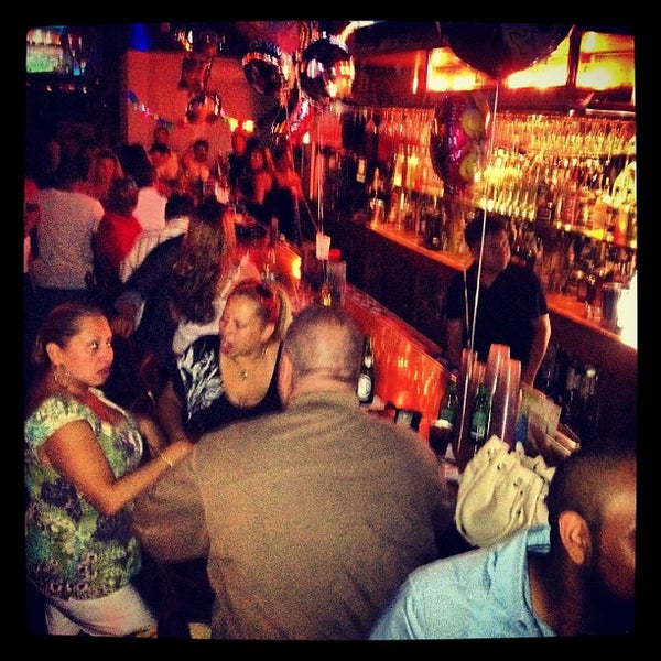 Foto scattata a Tropix Bar &amp; Lounge da Alexander F. il 7/4/2012