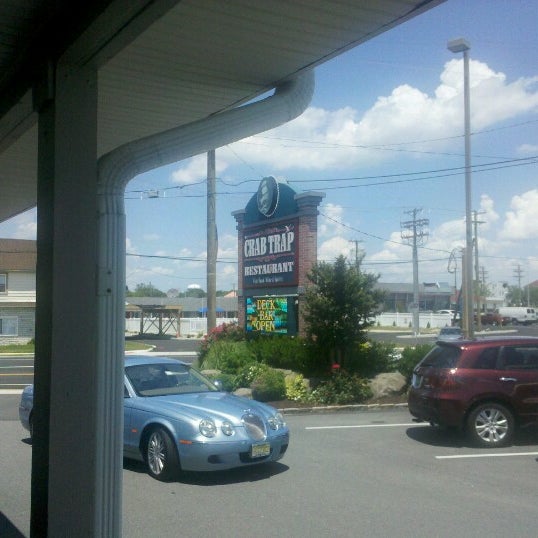 รูปภาพถ่ายที่ Crab Trap Restaurant โดย Keith K. เมื่อ 6/23/2012