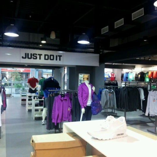 Roses outlet cheap nike