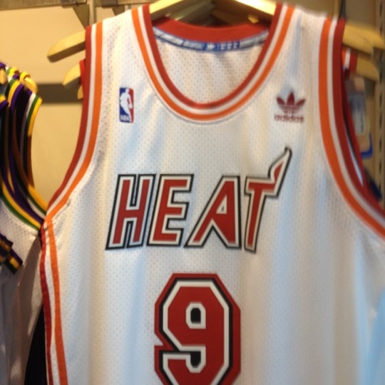 รูปภาพถ่ายที่ NBA Store โดย Jared F. เมื่อ 7/9/2012