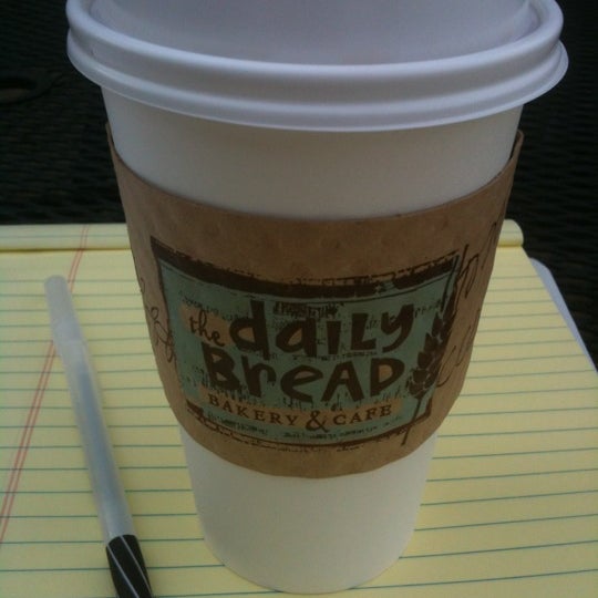 Das Foto wurde bei The Daily Bread Bakery &amp; Cafe von Tara J. am 3/21/2012 aufgenommen
