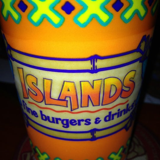 Снимок сделан в Islands Restaurant пользователем Troy G. 7/3/2012