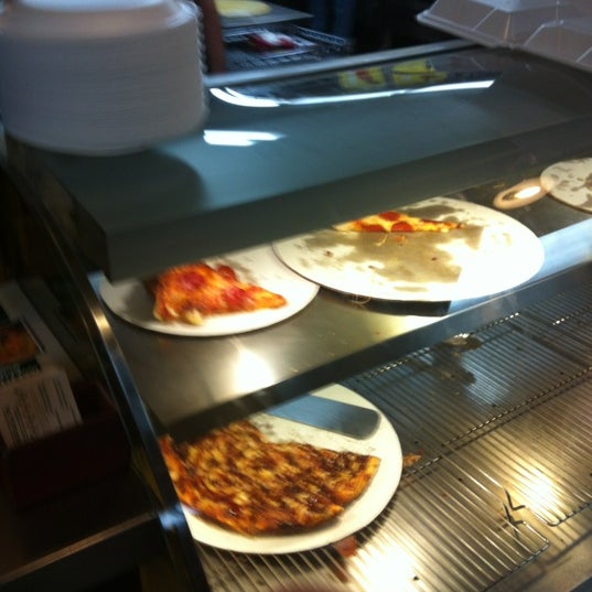 4/15/2012 tarihinde Shane W.ziyaretçi tarafından Bell&#39;s Greek Pizza'de çekilen fotoğraf