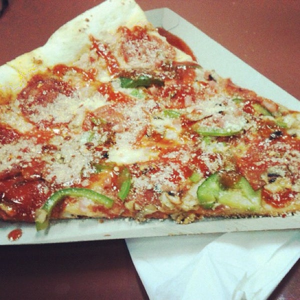 6/23/2012 tarihinde Chris G.ziyaretçi tarafından Big Slice Pizza'de çekilen fotoğraf