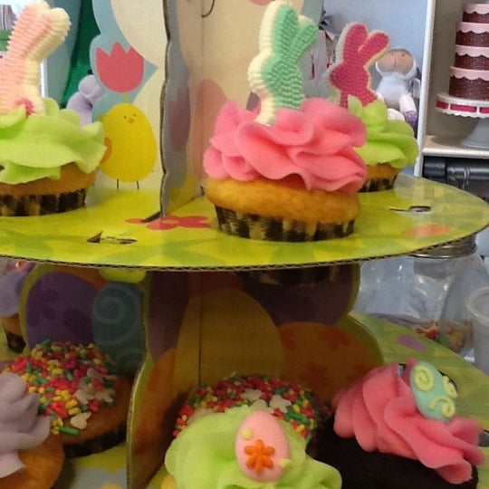 Снимок сделан в Sugarush (cupcakes, cakes &amp; candy) пользователем sutah r. 4/7/2012