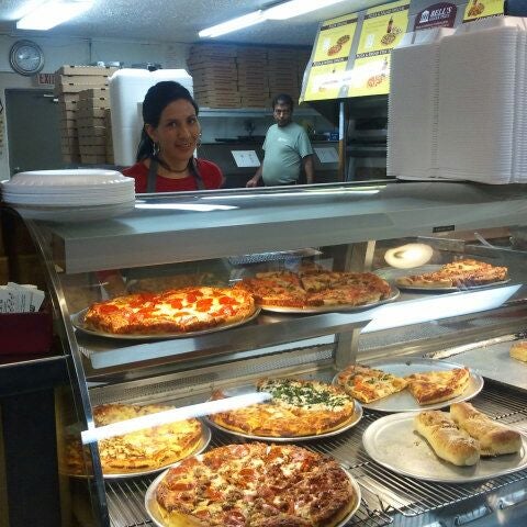 4/27/2012 tarihinde Michael H.ziyaretçi tarafından Bell&#39;s Greek Pizza'de çekilen fotoğraf