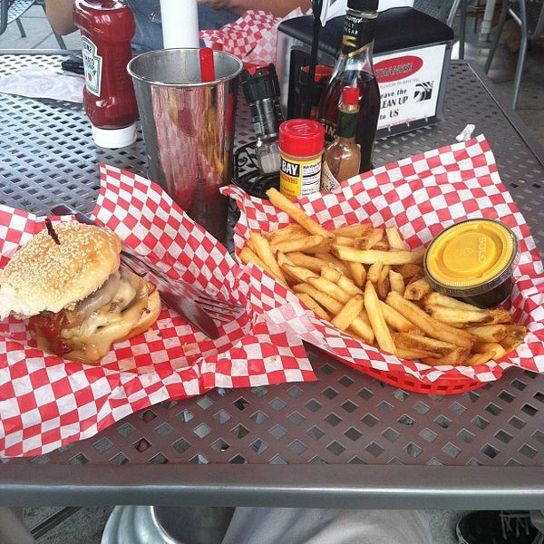 Снимок сделан в Gino&#39;s Burgers &amp; Chicken пользователем Tom H. 6/6/2012