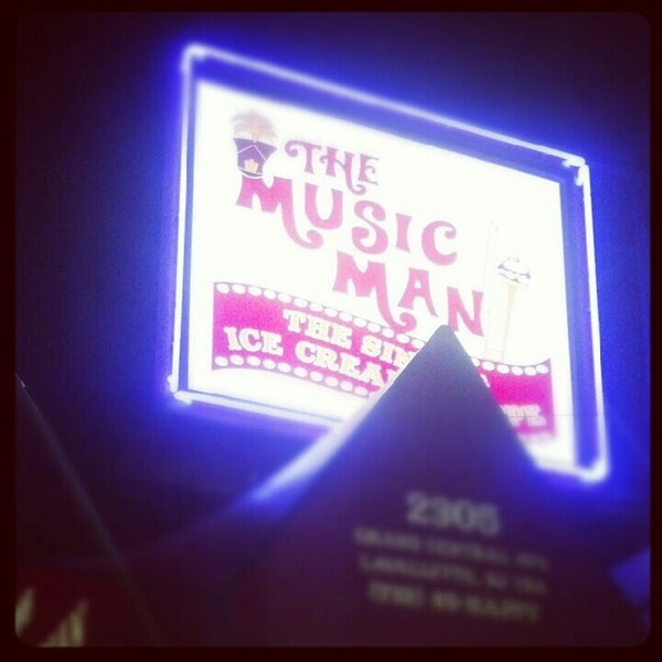 Photo prise au The Music Man Singing Ice Cream Shoppe par Kelsey H. le8/23/2012