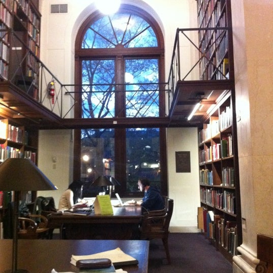 4/9/2012 tarihinde Jake S.ziyaretçi tarafından Avery Architectural &amp; Fine Arts Library'de çekilen fotoğraf