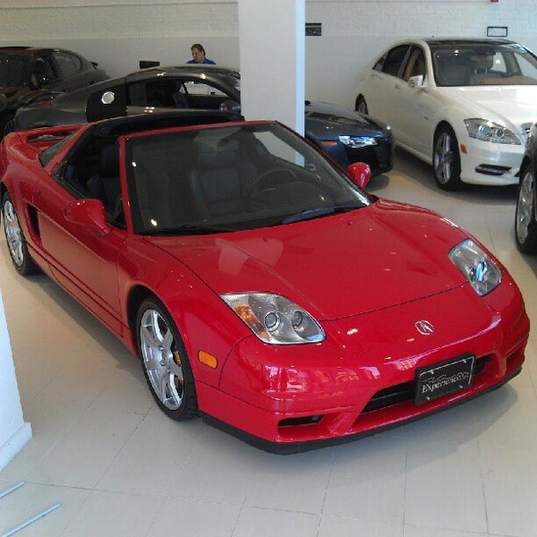 รูปภาพถ่ายที่ Maserati of Manhattan โดย Patrick L. เมื่อ 6/15/2012