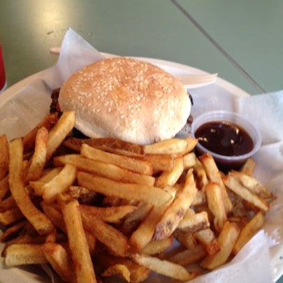 รูปภาพถ่ายที่ Joy Burger Bar โดย Derek D. เมื่อ 8/5/2012