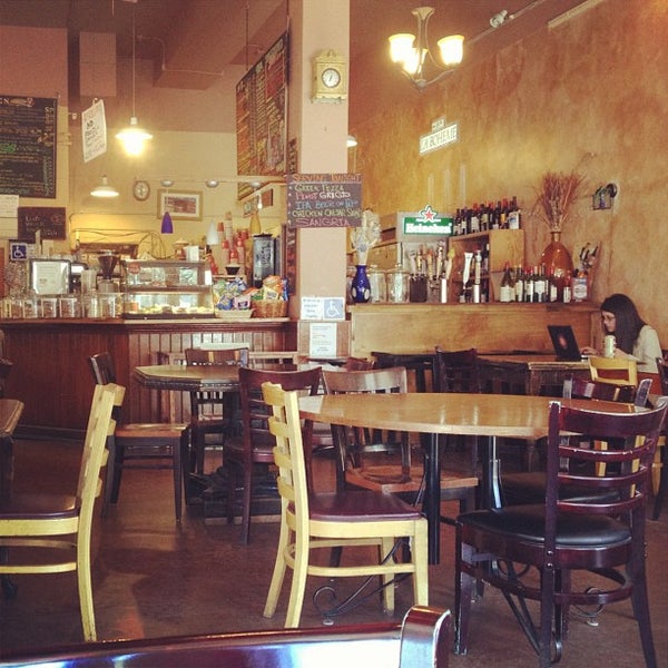 5/23/2012 tarihinde Ros H.ziyaretçi tarafından Cafe La Boheme'de çekilen fotoğraf