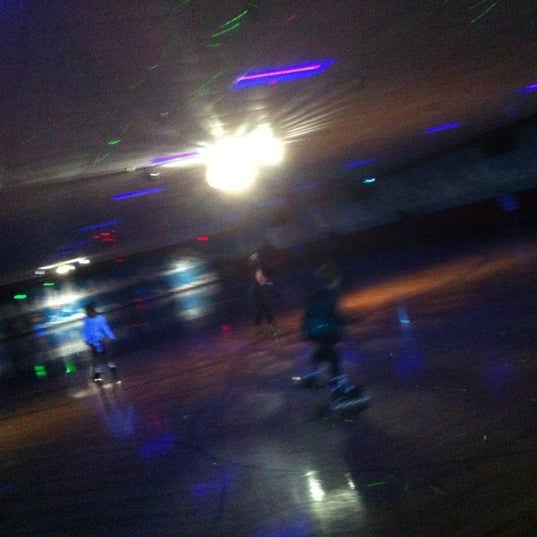 Снимок сделан в Lynnwood Bowl &amp; Skate пользователем Stephen F. 3/18/2012