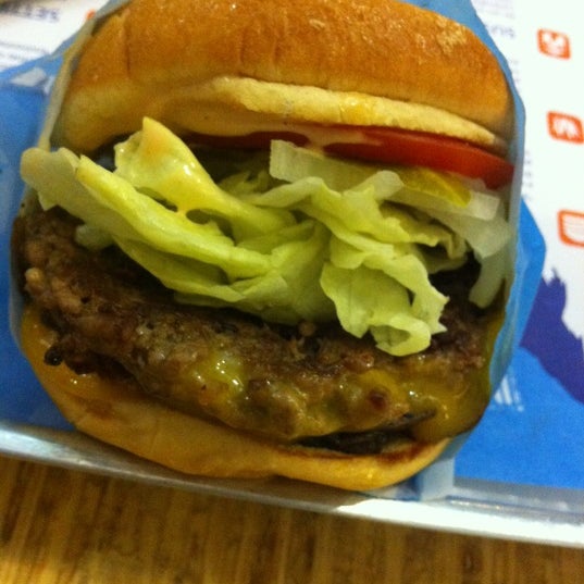 รูปภาพถ่ายที่ Elevation Burger โดย a.karim เมื่อ 6/22/2012
