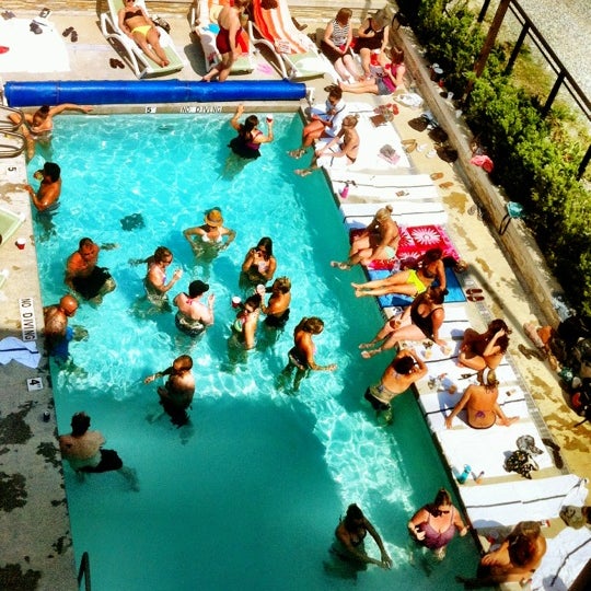 รูปภาพถ่ายที่ Aava Whistler Hotel โดย Colin H. เมื่อ 7/8/2012