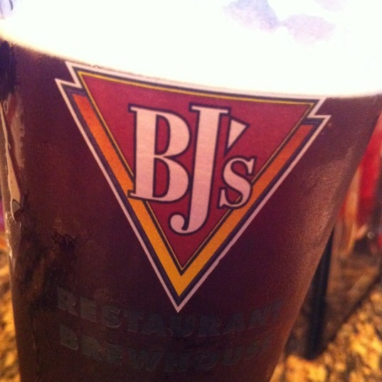Photo taken at BJ&#39;s Restaurant &amp; Brewhouse by Luis F. on 3/27/2012