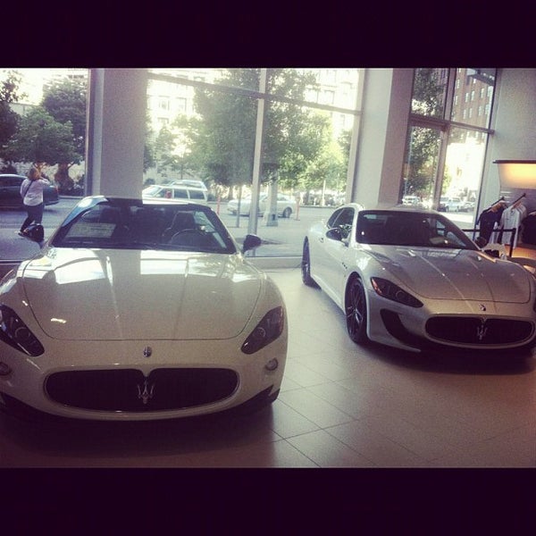 Das Foto wurde bei Maserati of Manhattan von iAdventure N. am 6/14/2012 aufgenommen