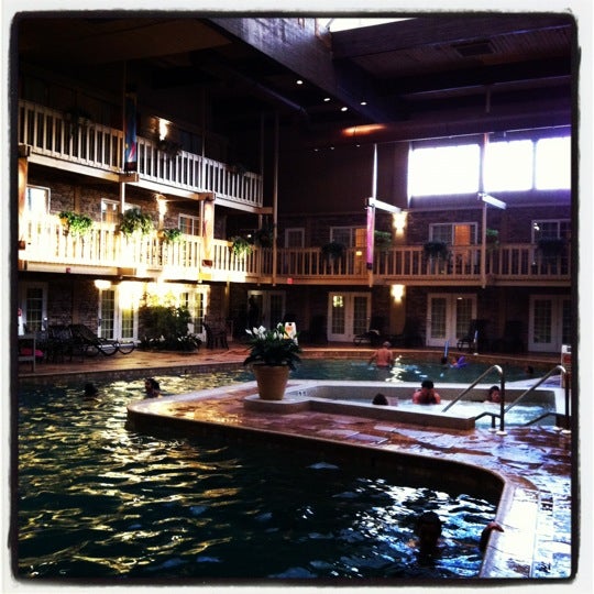 Foto diambil di Eden Resort &amp; Suites, Best Western Premier Collection oleh Ricky B. pada 4/12/2012