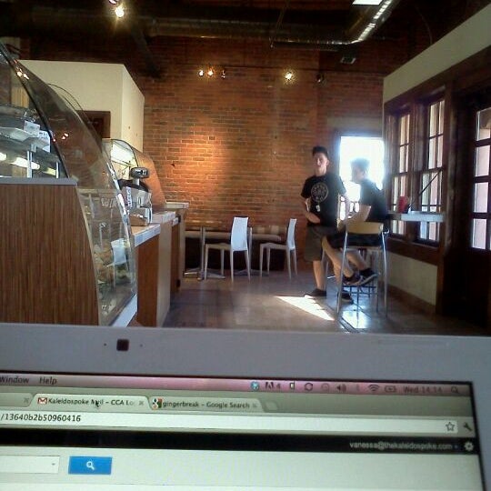 3/28/2012 tarihinde Vanessa B.ziyaretçi tarafından Station Coffee House'de çekilen fotoğraf