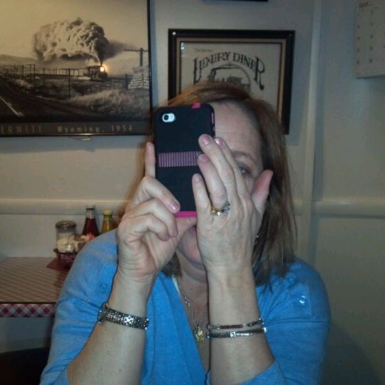 4/19/2012 tarihinde Renee H.ziyaretçi tarafından Luxury Diner'de çekilen fotoğraf