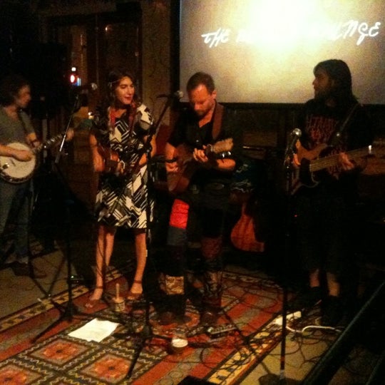 รูปภาพถ่ายที่ The Bubble Lounge โดย W Ryan Z. เมื่อ 7/26/2012