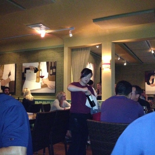 6/27/2012にJen R.がCin-Cin Wine Barで撮った写真