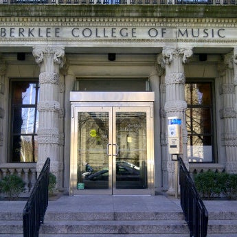 Снимок сделан в Музыкальный колледж Беркли пользователем Tarik M. 4/13/2012