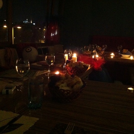 Photo prise au The Golden Horn Cafe &amp; Restaurant par Yeliz U. le9/7/2012