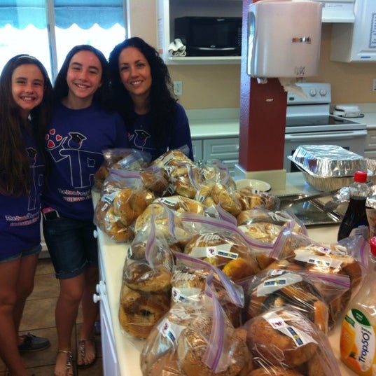 Photo taken at Lox Stock &amp; Bagel by THE PURPLE SOCIETY on 5/19/2012