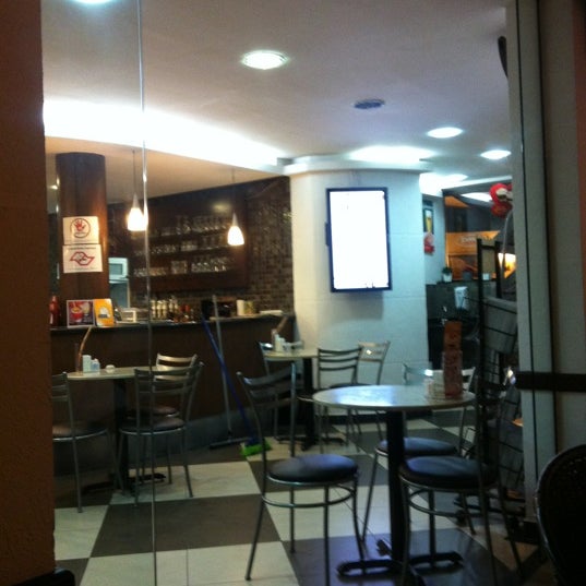 Photo taken at Fran&#39;s Café Moema by Ruy V. on 6/2/2012