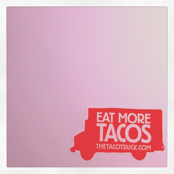 รูปภาพถ่ายที่ The Taco Truck Store โดย Carlos R. เมื่อ 5/26/2012