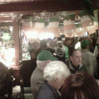 Foto diambil di Langan&#39;s Pub &amp; Restaurant oleh Jordan M. pada 3/17/2012