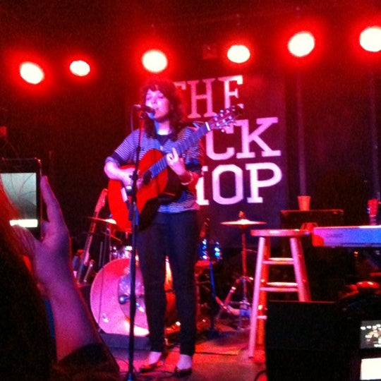 รูปภาพถ่ายที่ The Rock Shop โดย @bobpetrie เมื่อ 4/6/2012