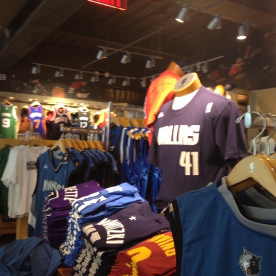 6/9/2012 tarihinde Georgia A.ziyaretçi tarafından NBA Store'de çekilen fotoğraf