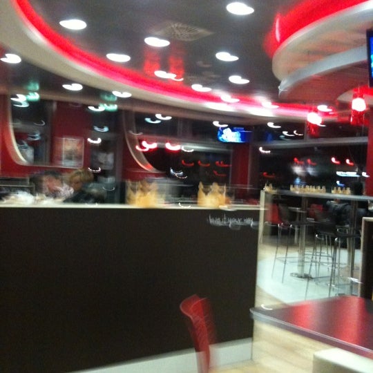 2/15/2012 tarihinde Paly R.ziyaretçi tarafından Burger King'de çekilen fotoğraf