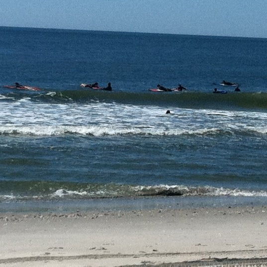 รูปภาพถ่ายที่ Locals Surf School โดย MONICA B. เมื่อ 6/16/2012
