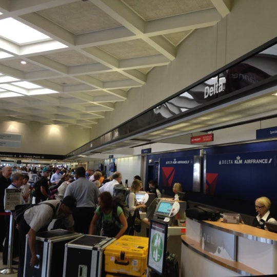 Delta Air Lines Ticket Counter 2 tips