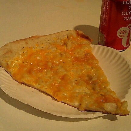 Foto diambil di Big G&#39;s Pizza oleh Michael K. pada 9/2/2012