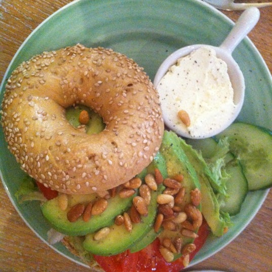 Photo taken at Bagels &amp; Beans by Polya V. on 4/21/2012