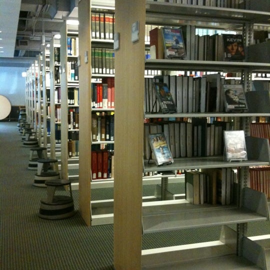 Foto diambil di Brandel Library - North Park University oleh Lizelle M. pada 8/2/2012