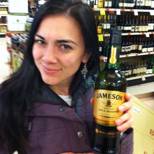3/1/2012에 Elizabeth S.님이 Applejack Wine &amp; Spirits에서 찍은 사진