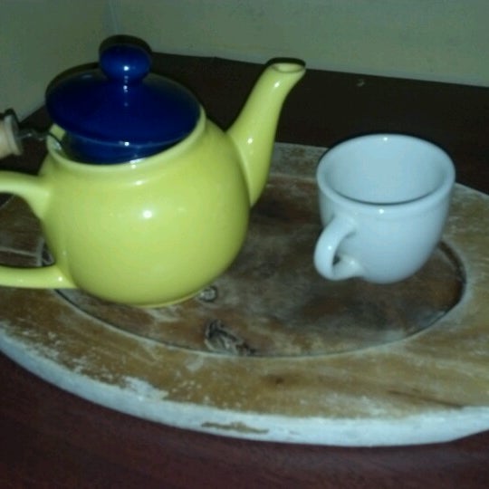 Das Foto wurde bei Tea Lounge von Cam am 7/23/2012 aufgenommen